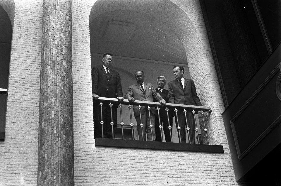 Studenten bezetten Maagdenhuis te Amsterdam prof. Belinfante op de balustrade, Bestanddeelnr 922-4057