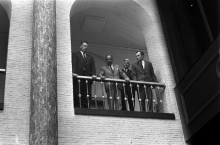 Studenten bezetten Maagdenhuis te Amsterdam prof. Belinfante op de balustrade, Bestanddeelnr 922-4057