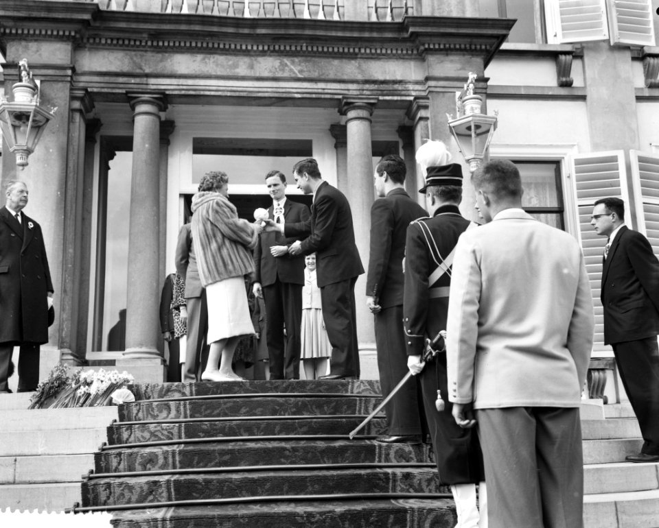Studenten bieden koningin Juliana een cadeau aan, Bestanddeelnr 911-2023