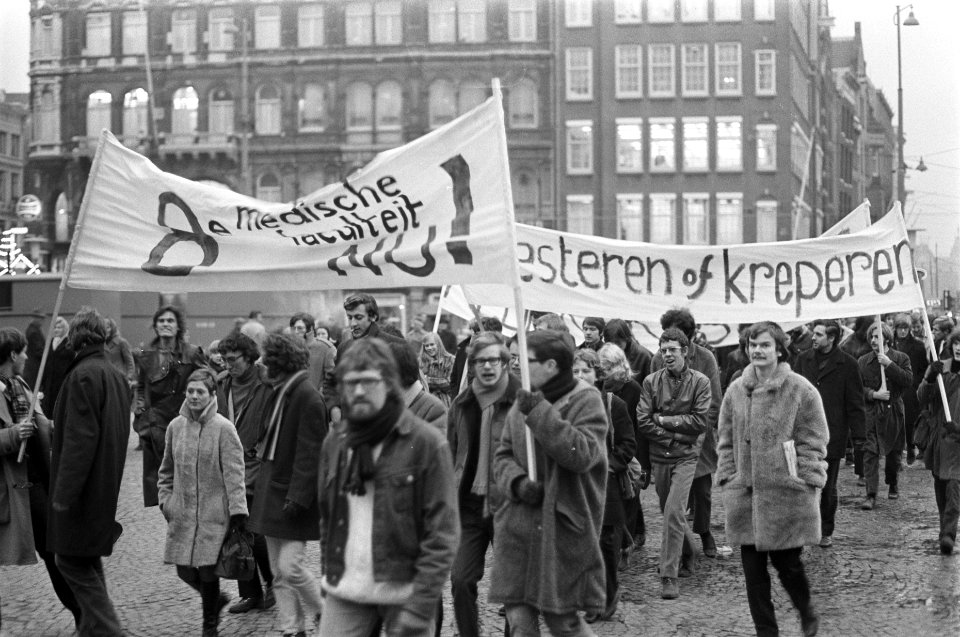Studenten demonstreren voor meer geld voor onderwijs (Amsterdam), Bestanddeelnr 921-9142