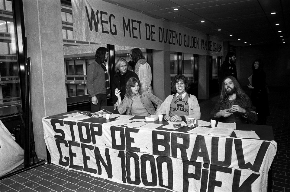 Studenten bezetten Vrije Universiteit Amsterdam uit protest tegen registratie st, Bestanddeelnr 926-2124