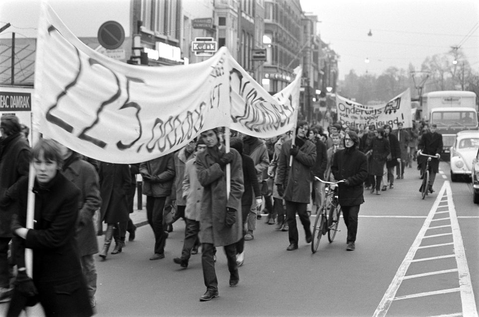 Studenten demonstreren voor meer geld voor onderwijs (Amsterdam), Bestanddeelnr 921-9143