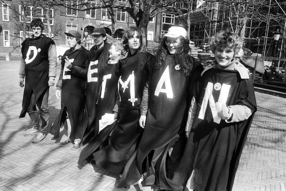 Studenten Bouwkunde van de Technische Hogeschool Delft met de letters D E E T M, Bestanddeelnr 932-5492
