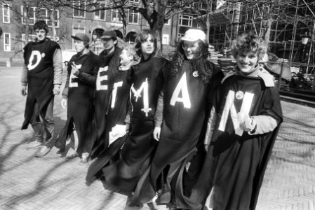 Studenten Bouwkunde van de Technische Hogeschool Delft met de letters D E E T M, Bestanddeelnr 932-5492