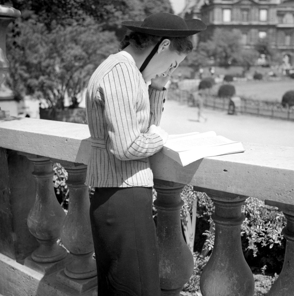 Studente in de zon, in het park Jardin du Luxembourg, Bestanddeelnr 254-2124