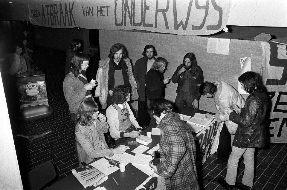 Studenten bezetten Vrije Universiteit te Amsterdam uit protest tegen registratie, Bestanddeelnr 926-2125