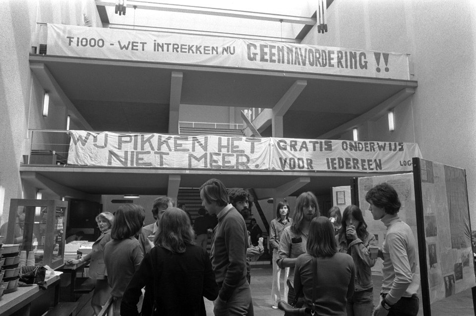 Studenten bezetten hal Oude Manhuispoort in Amsterdam studenten in bezette hal, Bestanddeelnr 927-1676