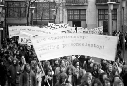Studenten demonstreren tegen duizend-guldenwet in Amsterdam optocht met spandoek, Bestanddeelnr 926-0836