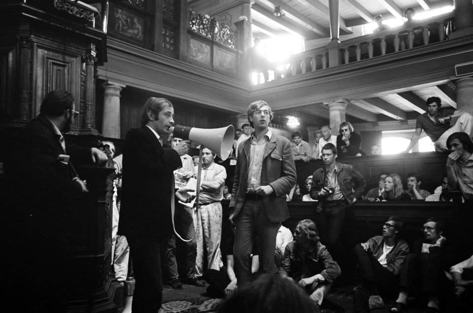 Studenten bezetten de aula op het Spui, Amsterdam, opnieuw Ton Regtien met megaf, Bestanddeelnr 922-5183