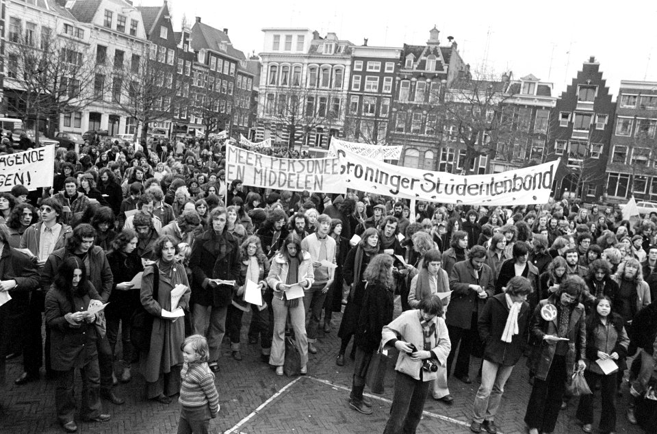 Studenten demonstreren tegen onderwijsbeleid in Amsterdam demonstranten onderweg, Bestanddeelnr 928-8971