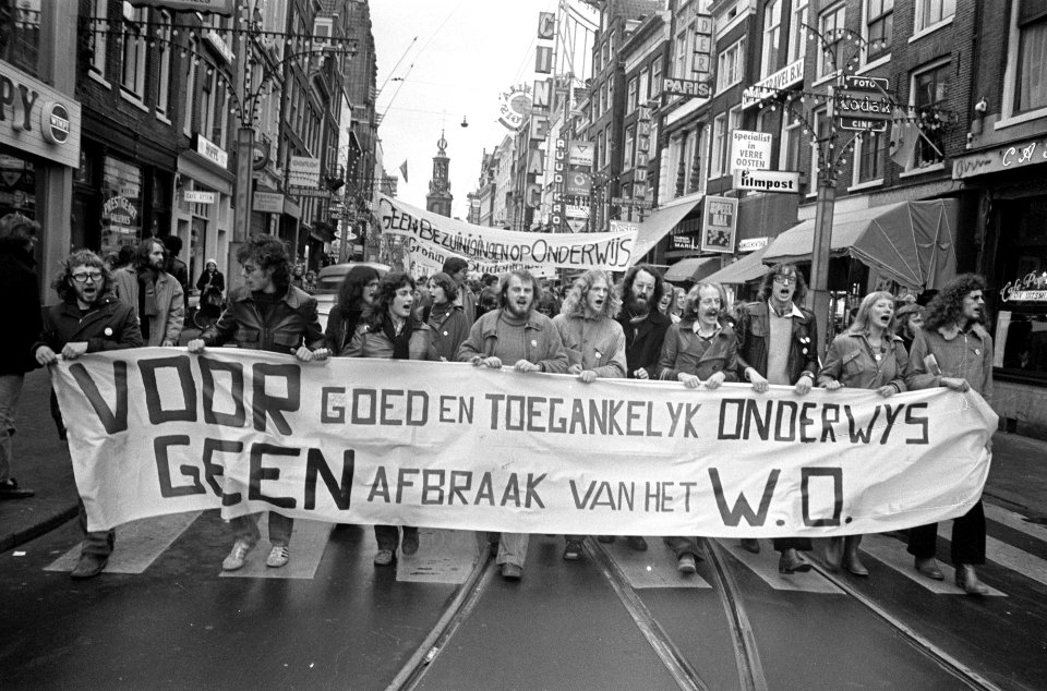 Studenten demonstreren tegen onderwijsbeleid in Amsterdam demonstranten onderweg, Bestanddeelnr 928-8969