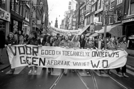 Studenten demonstreren tegen onderwijsbeleid in Amsterdam demonstranten onderweg, Bestanddeelnr 928-8969 photo
