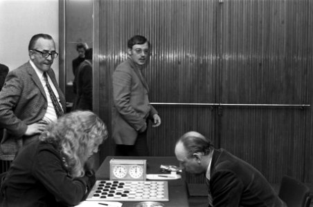 Suiker-damtoernooi in Krasnapolsky, Sijbrands speelt tege Roozenburg (rechts), m, Bestanddeelnr 926-1196