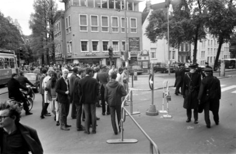 Studenten houden Maagdenhuis, Amsterdam, nog bezet wegen zijn afgezet door de po, Bestanddeelnr 922-4283