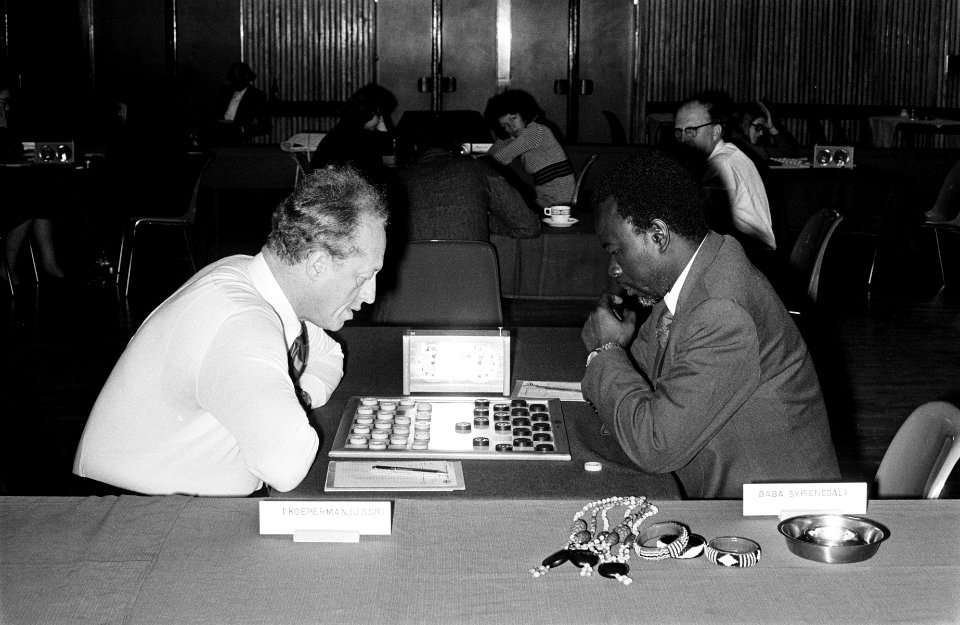 Suikerdamtoernooi in Krasnapolsky Amsterdam Koeperman (l) tegen Baba Sy, Bestanddeelnr 927-6619