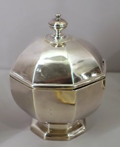 Sugar Bowl, John Wisdome, British, 1716-1717, silver - Fogg Art Museum, Harvard University - DSC01330