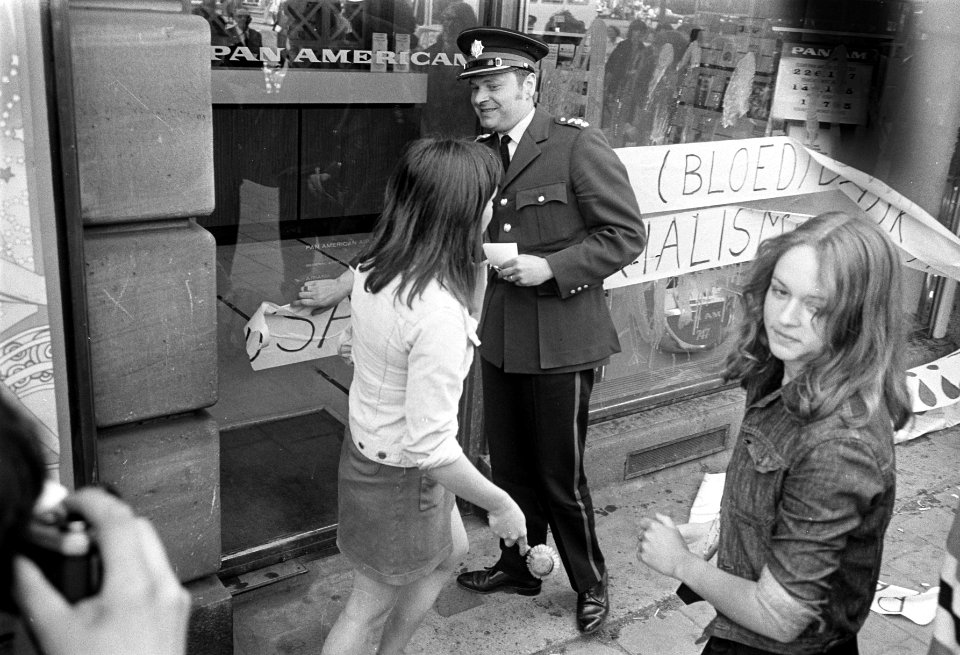 Studenten hielden anti-Amerikaanse demonstratie bij Pan Am kantoor , Leidseplein, Bestanddeelnr 923-5752