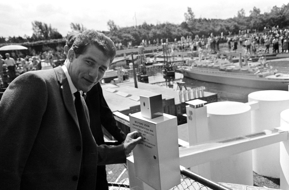 Suikerklontjesautomaat voor Rode Kruis op Madurodam. Kees Verkerk kreeg eerste k, Bestanddeelnr 920-5184