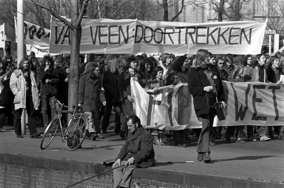 Studenten demonstreren tegen duizend gulden wet, demonstranten trekken langs vis, Bestanddeelnr 926-2828