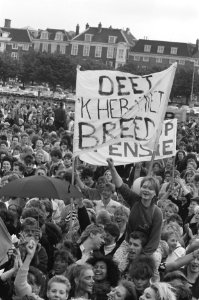 Studenten demonstreren op Binnenhof tegen bezuinigingen onderwijs (o.a. studiefi, Bestanddeelnr 934-2685