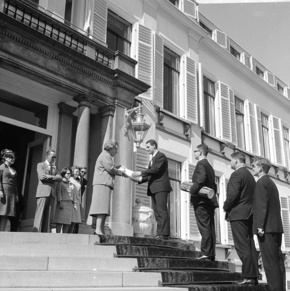 Studenten bieden koningin Juliana een cadeau aan, Bestanddeelnr 919-0978