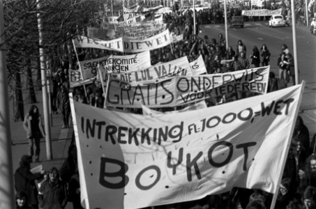 Studenten demonstreren tegen duizend gulden wet, demonstranten onderweg, Bestanddeelnr 926-2826