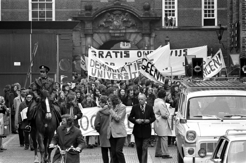 Studenten demonstreren in Den Haag tijdens behandeling f 500,-- wet van Klein , Bestanddeelnr 927-1794
