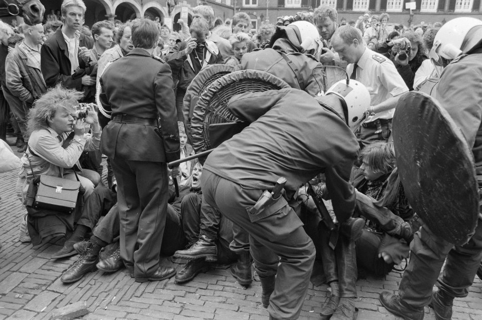 Studenten demonstreren op Binnenhof tegen bezuinigingen onderwijs (o.a. studiefi, Bestanddeelnr 934-2688