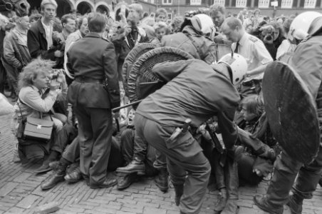 Studenten demonstreren op Binnenhof tegen bezuinigingen onderwijs (o.a. studiefi, Bestanddeelnr 934-2688