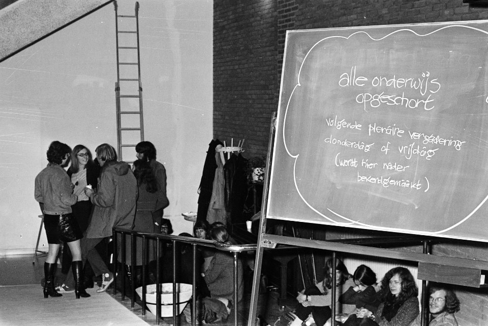 Studenten en docenten van Instituut Neerlandistiek zijn na vergadering in stakin, Bestanddeelnr 924-0555