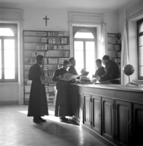 Studenten aan het Ethiopië-College in de bibliotheek van het Pauselijk Ethiopisc, Bestanddeelnr 254-5553