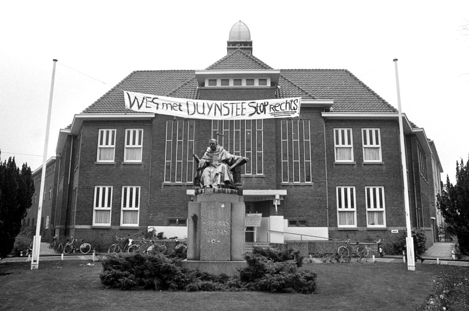Studenten bezetten aula Universiteit in Nijmegen, spandoek Weg met Duynstee bove, Bestanddeelnr 925-9886