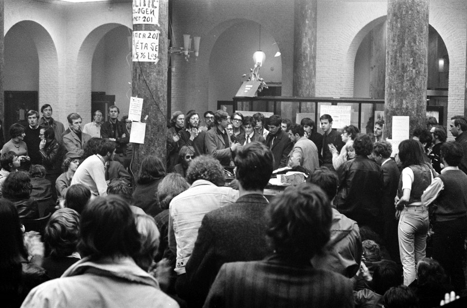 Studenten bezetten Maagdenhuis, Amsterdam studenten in Maagdenhuis, Bestanddeelnr 922-4308