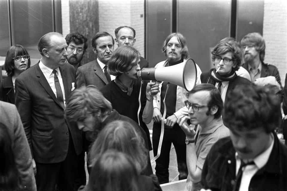 Studenten bezetten Maagdenhuis te Amsterdam student verzocht via megafoon te ste, Bestanddeelnr 922-4056