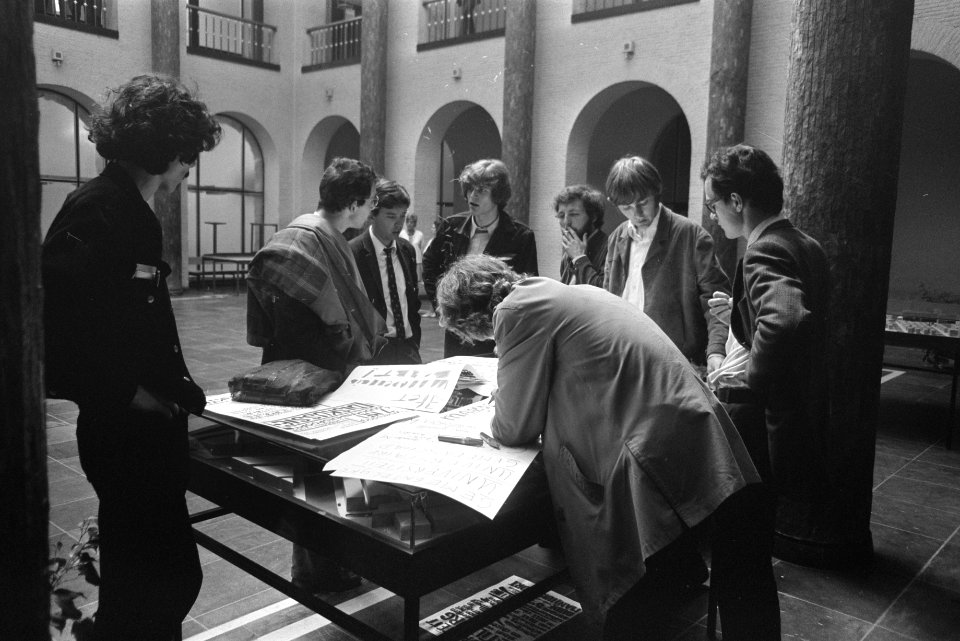 Studenten bezetten Maagdenhuis te Amsterdam prof. Belinfante op de balustrade, Bestanddeelnr 922-4063