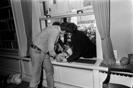 Studenten bezetten Maagdenhuis te Amsterdam nr. 14 bezetters discussieren over, Bestanddeelnr 922-4054