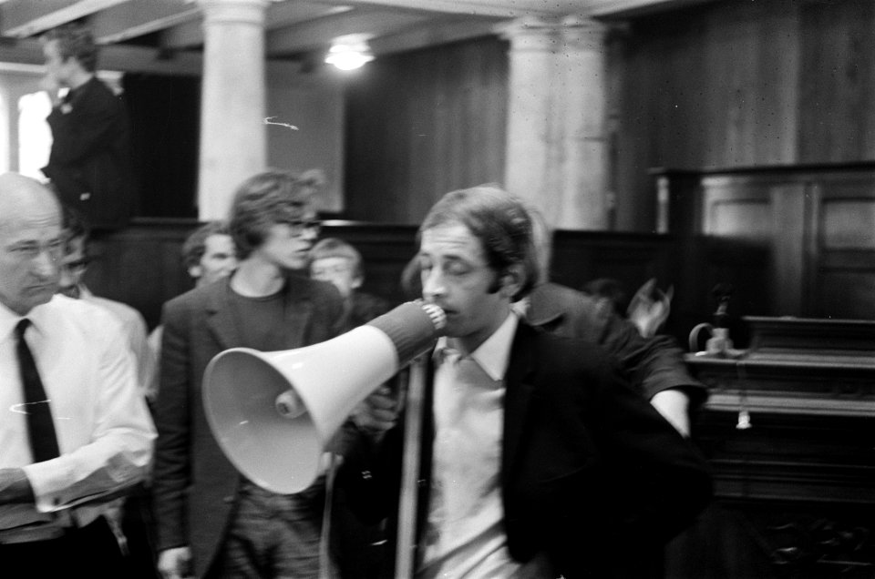 Studenten bezetten de aula op het Spui, Amsterdam, opnieuw Ton Regtien met megaf, Bestanddeelnr 922-5182