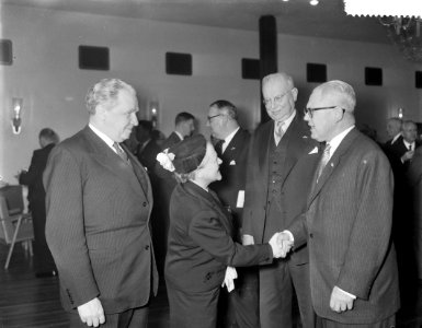 Stuart in het gebouw van de SER te Den Haag receptie vlnr mr F J Van Thie, Bestanddeelnr 910-0694