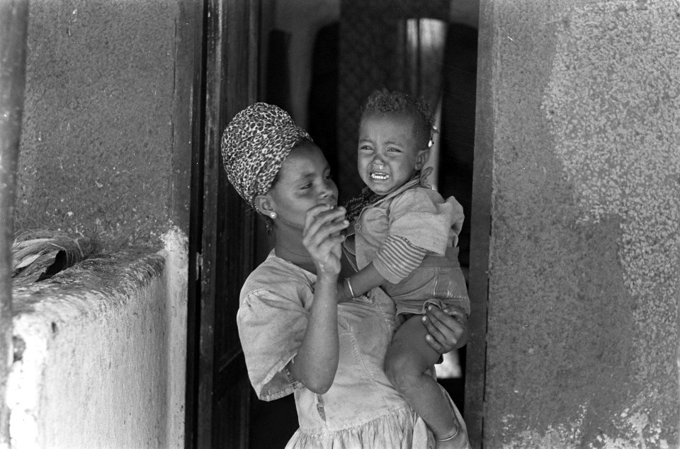 Suikerrietplantage van de HVA in Wonji (Ethiopië) bewoners van een van de dorpje, Bestanddeelnr 922-0414