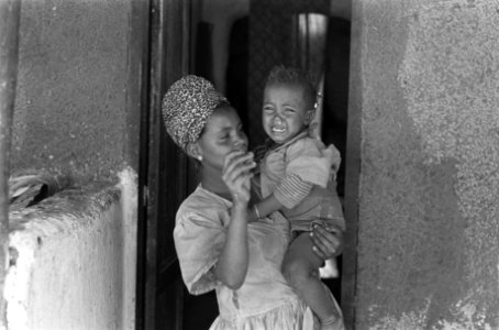 Suikerrietplantage van de HVA in Wonji (Ethiopië) bewoners van een van de dorpje, Bestanddeelnr 922-0414