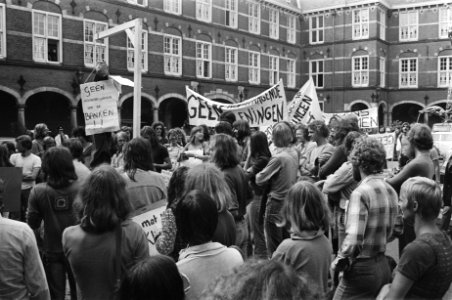 Studenten demonstreren tegen studiefinanciering op Binnenhof, Bestanddeelnr 928-7548