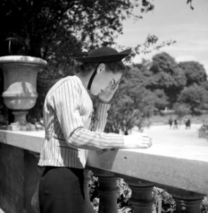 Studente in de zon, in het park Jardin du Luxembourg, Bestanddeelnr 254-2125