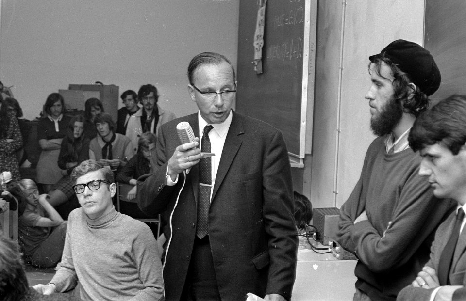 Studenten discussieren in zaal van het provisorium van de Vrije Universiteit te , Bestanddeelnr 922-3913