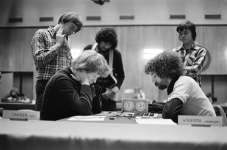 Suikerdamtoernooi Amsterdam Jansen (l) tegen Wiersma, staand Rob Clerc, Bestanddeelnr 929-4891