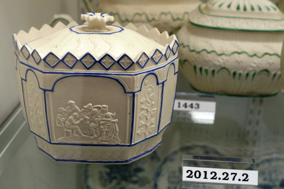 Sugar bowl, Staffordshire or Yorkshire, England, 1790-1810, feldspathic stoneware, enamel, HD 2012.27.2 - Flynt Center of Early New England Life - Deerfield, Massachusetts - DSC04709