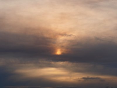 Sun behind clouds and forest fire smoke in Berlin-Spandau 2019-06-03 12