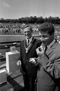 Suikerklontjesautomaat voor Rode Kruis op Madurodam. Kees Verkerk kreeg eerste k, Bestanddeelnr 920-5183