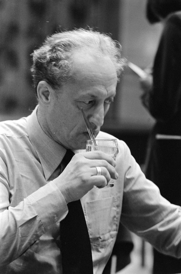 Suikerdamtoernooi in Amsterdam (vijfde ronde) Koeperman (USSR) drinkt glas toni, Bestanddeelnr 928-3363