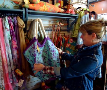 Summit NJ lady examines a designer purse at MondoSummit photo