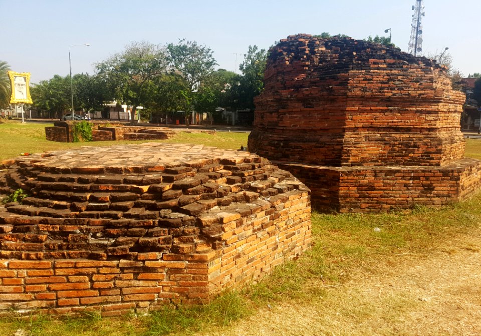 Stupas of Chao Ai Phraya and Chao Yi Phraya - 2017-02-13 (004a)